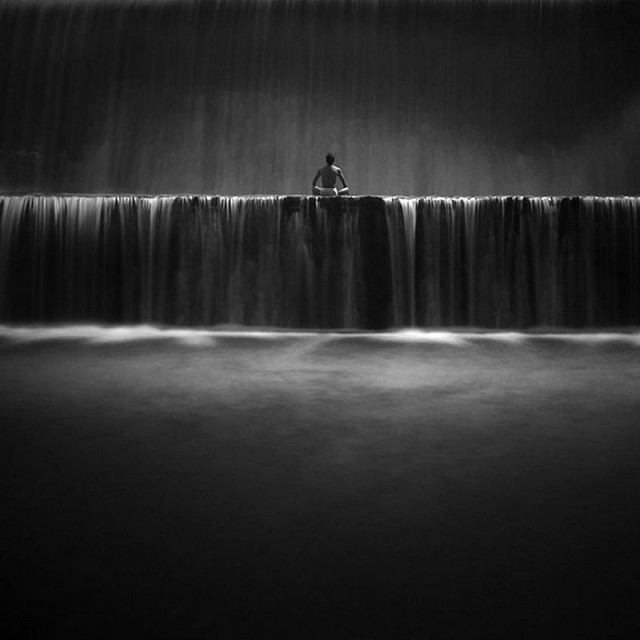 Созерцать: чёрно-белый минимализм фотографа Хенгки Коентжоро