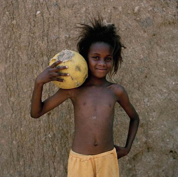 Фотографии самодельных футбольных мячей африканских детей