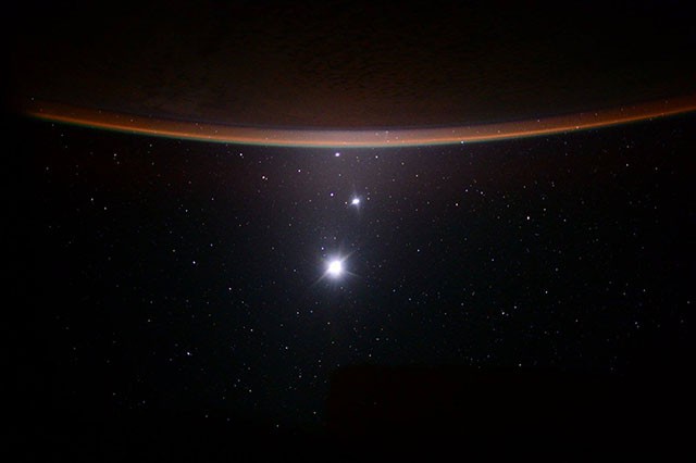 Парад планет на фотографии, снятой из МКС: Земля, Луна, Венера и Юпитер выстроились в ряд