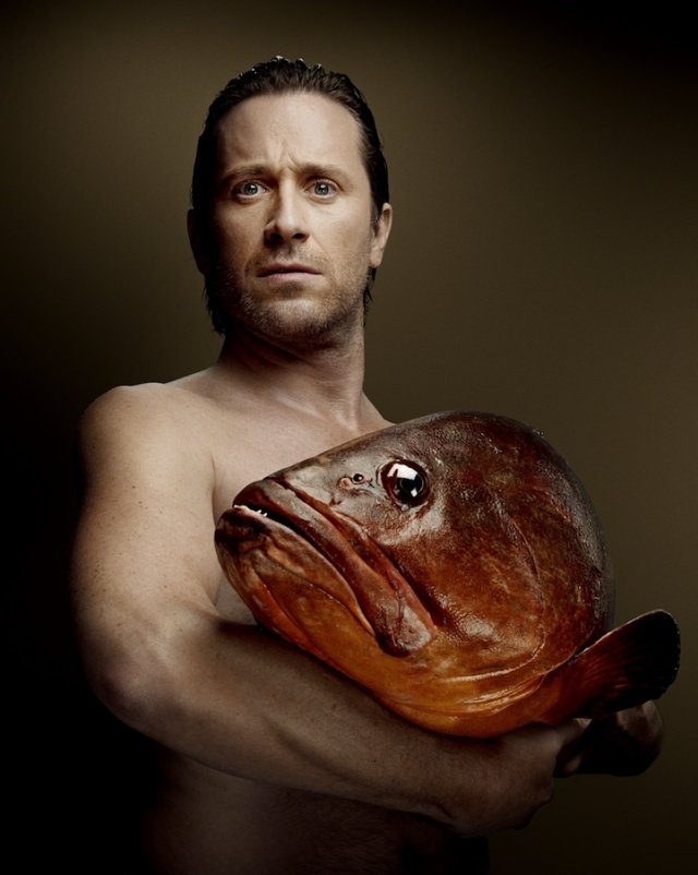 Провокационные портреты людей и рыб от организации "FishLove"