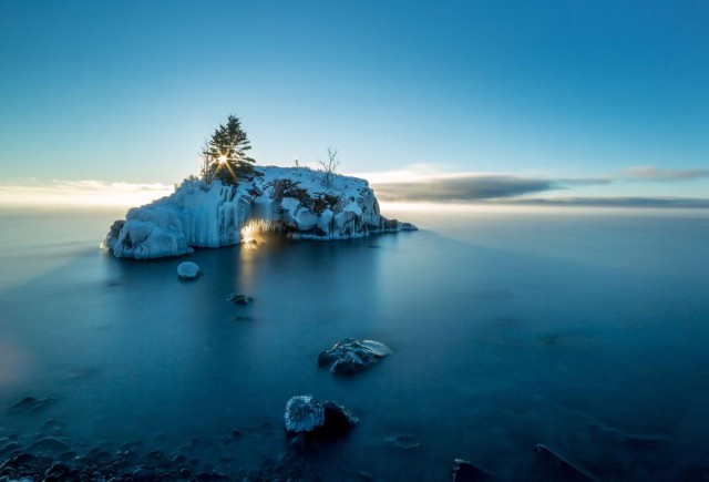 Восход на зимнем озере