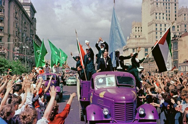 Яркие цветные фотографии Всемирного фестиваля молодёжи 1957 года в Москве
