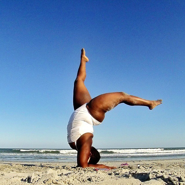 Инструктор по йоге с нестандартным весом рушит стереотипы