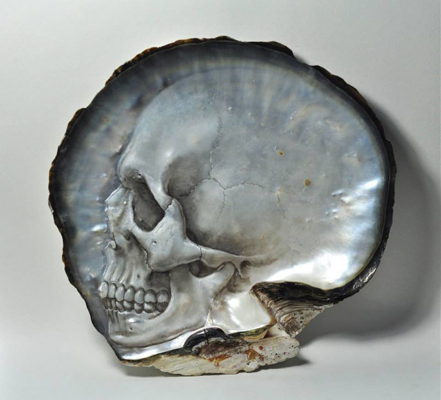 Нежные черепа из перламутровых ракушек от Грегори Халили