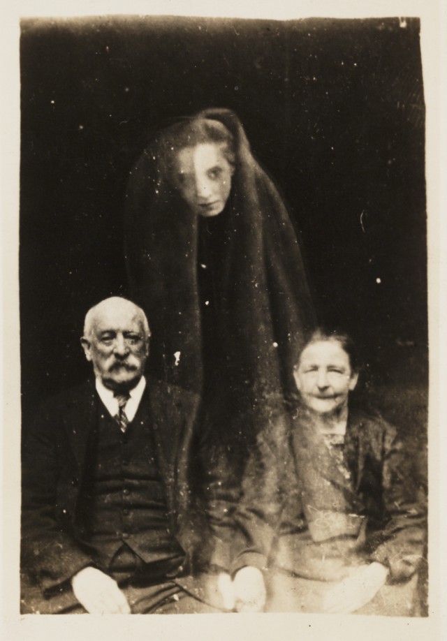 Утешая скорбящих: фотографии призраков от Уильяма Хоупа