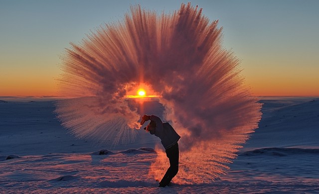 Что происходит, когда горячий чай выливают из термоса при температуре −40 °C вблизи полярного круга