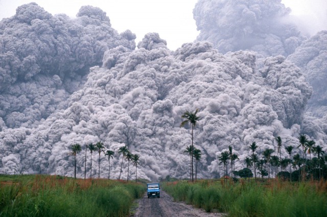 Водитель пикапа пытается сбежать, во время извержения вулкана Пинатубо