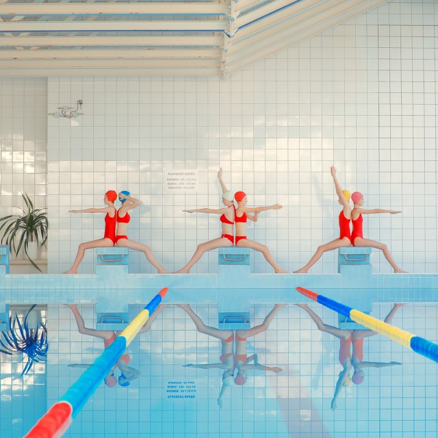 Стерильная геометрическая красота в фотопроекте Марии Шварбовой «Плавательный бассейн»