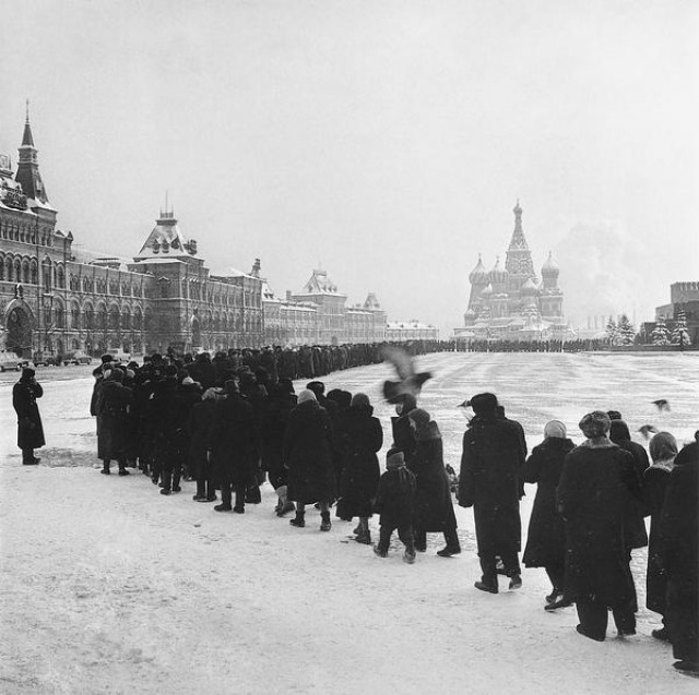 Очередь – феномен и визитная карточка советской жизни