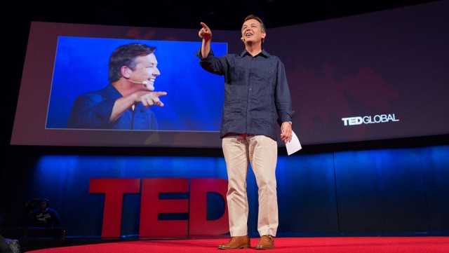 «Слова меняют мир»: идеолог TED о том, почему уметь говорить должен каждый