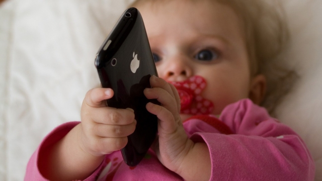 38% детей в возрасте до 2 лет используют планшеты и смартфоны