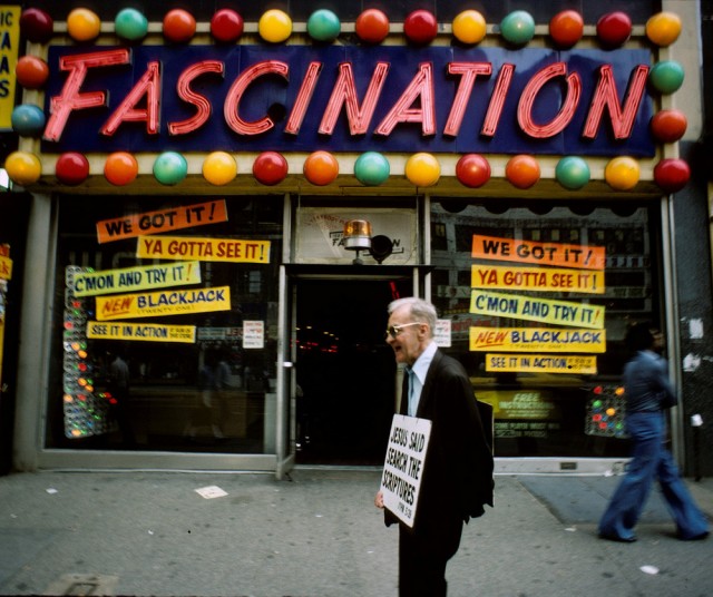 Уличные фотографии неоднозначного Нью-Йорка 1980-х. Фотограф Стивен Сигел