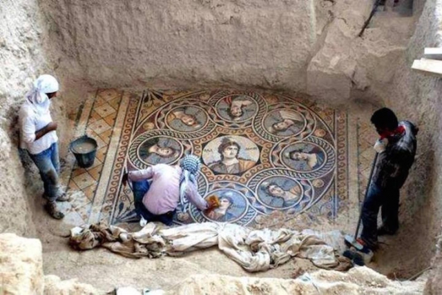 В турецком городе Зевгма раскопали невредимые древнегреческие мозаики