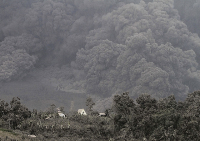 Извержение вулкана Синабунг. Фоторепортаж