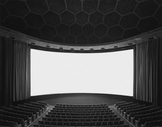 «Театры»: фотограф Хироси Сугимото показал, как выглядят полнометражные фильмы в одном кадре