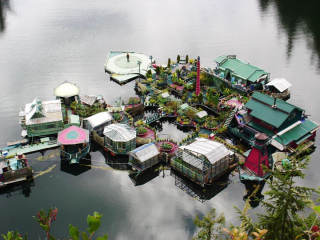 Пара за 20 лет построила самодостаточный плавучий остров-дом для уединённой и свободной жизни