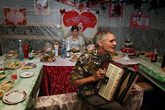 «Свадьба без гламура» и самобытная деревня Бобровка в фотографиях Алексея Мальгавко