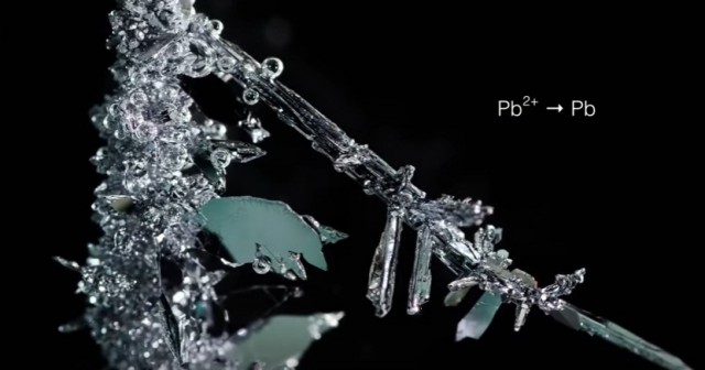 Рождение кристалла: таймлапс о том, как в химических растворах формируются металлические кристаллы