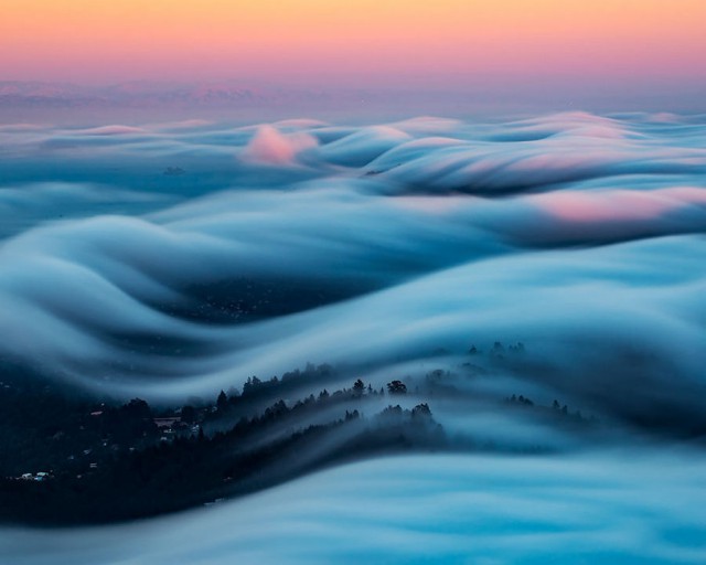 Фотограф после 8 лет экспериментов научился снимать эти потрясающие волны тумана