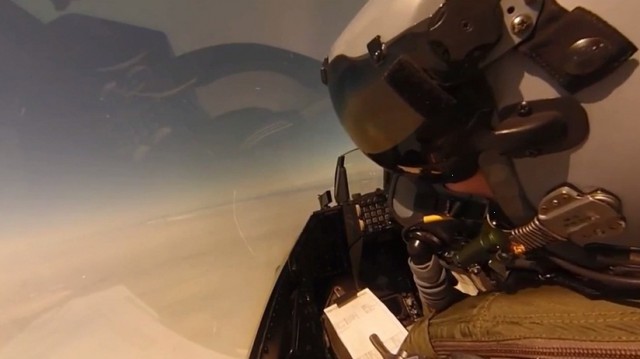 Видео: истребитель F-16 сбивает беспилотник в воздухе