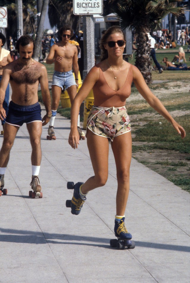 Катание на роликовых коньках по набережной богемного пригорода Лос-Анджелеса в 1979 году