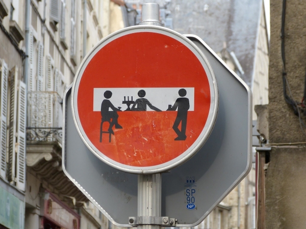Интересные уличный знак в стрит-арте в Пуатье, Франция