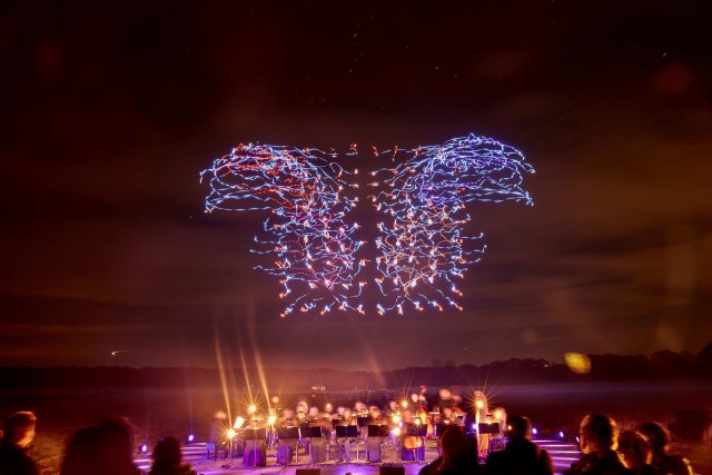 Невероятное световое шоу: 100 танцующих дронов установили мировой рекорд