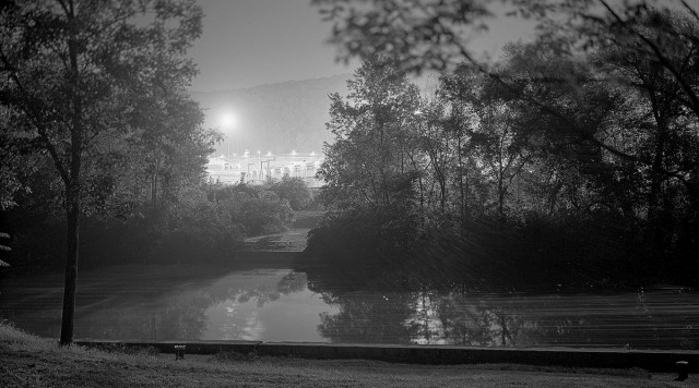 Ночные пейзажи, освещённые тюремными огнями в фотографиях Стивена Турлентеса