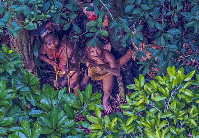 Фотограф случайно запечатлел неизвестное племя в джунглях Амазонии