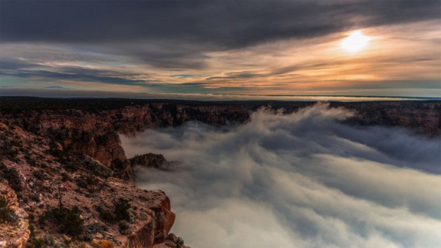 Таймлапс о редком природном явлении: облака, заполняющие Большой каньон, похожи на бурлящий океан