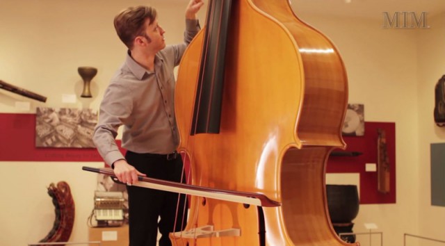 Октобас – самый крупный смычковый струнный музыкальный инструмент (видео)