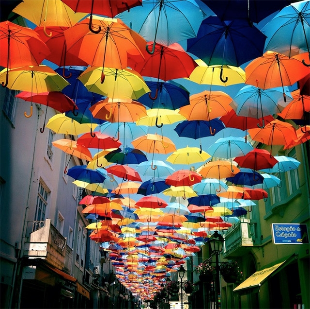 Красочные зонты на улицах Агеда, Португалия