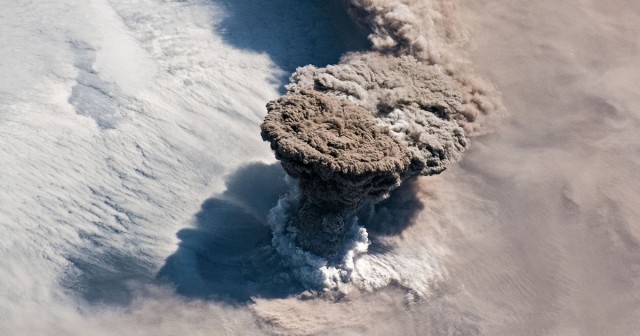 Извержение вулкана Райкоке на Курилах – вид из космоса