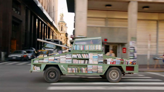 Оружие массового обучения: художник создал танк, который бесплатно раздаёт книги