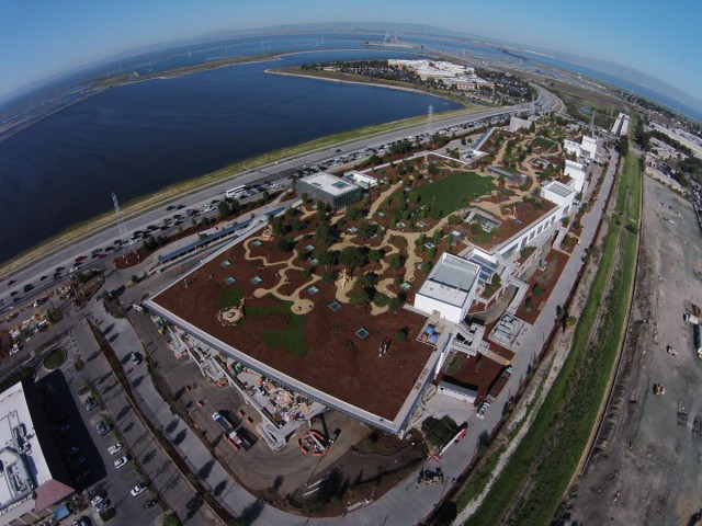 Огромный зелёный парк на крыше новой штаб-квартиры Facebook