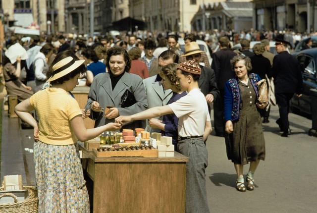 Уличная торговля в советской Москве на цветных фотографиях 1959 года