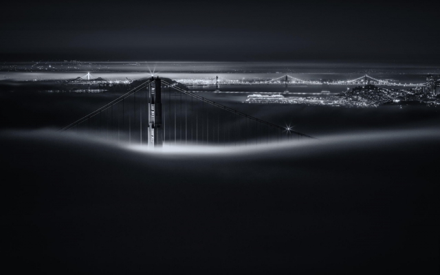 Готэм-сити Сан-Франциско в блестящем чёрно-белом видео time-lapse