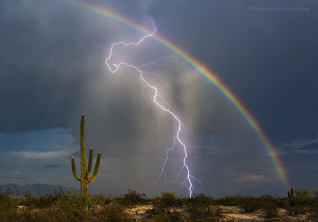 Фотограф сделал снимок всей жизни: молния и радуга в одном кадре