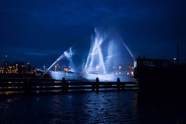В Амстердаме воссоздали корабль-призрак «Летучий голландец» из воды и света