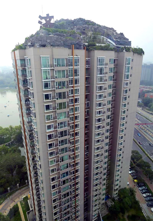 Искусственные горы на крыше 26-этажного жилого здания в Пекине