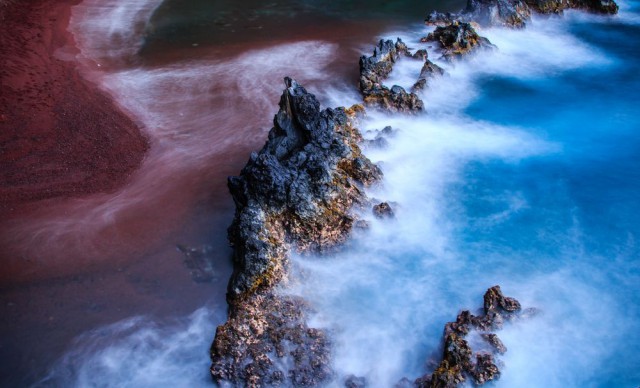 Красный пляж «Каихалулу» на гавайском острове Мауи