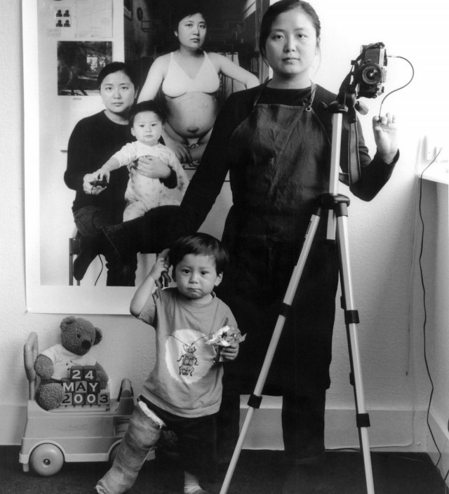 Мама 17 лет делает автопортреты с сыном и каждый последующий снимает на фоне предыдущего