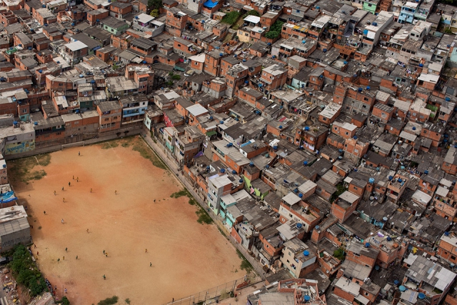 Дворовое футбольное поле в Бразилии