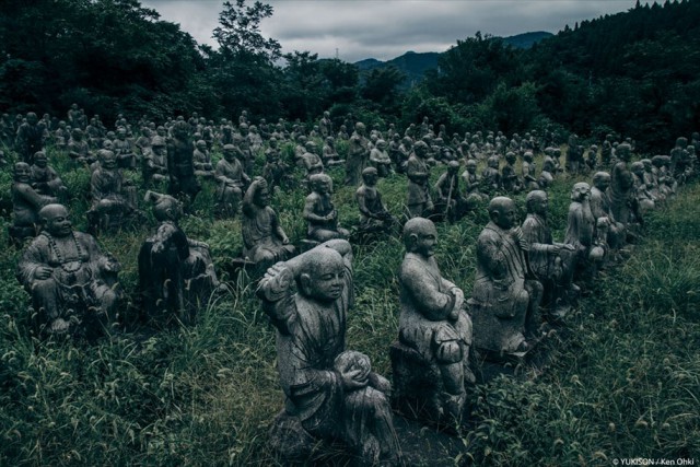 В этой жутковатой японской деревне обнаружили 800 статуй