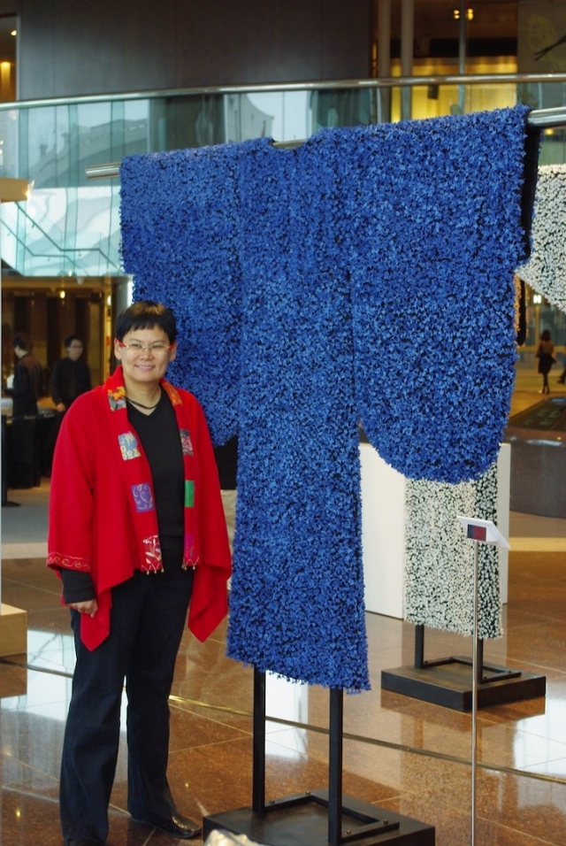 Китайское платье покрытое 20000 фарфоровых бабочек