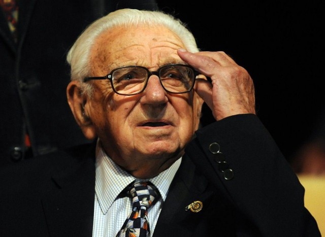 Реакция человека, который спас 669 детей во время Холокоста, и не знал, что они собрались вокруг него