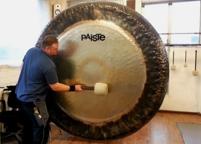 Колоссальное звучание гонга диаметром более двух метров