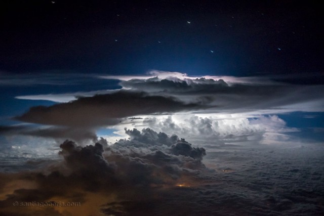 Над крылом самолёта – бури, грозы и облака в снимках пилота, который обожает фотографировать