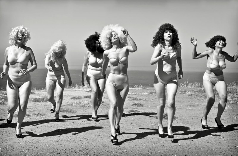 Сюрреалистические и абсурдные фотографии женщин от Марджори Сальватерры