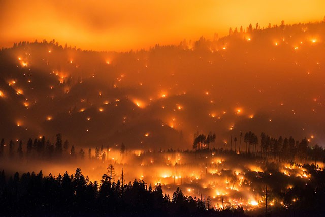 Калифорнийские пожары в ночных фотографиях с длинной выдержкой от Стюарта Пелли